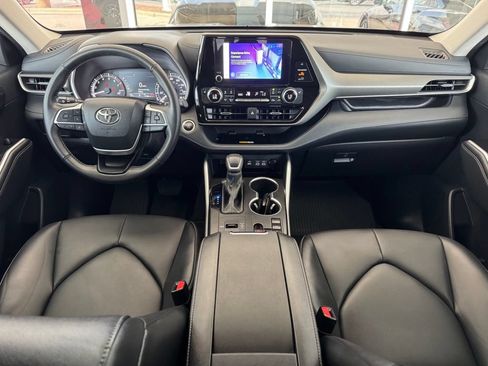 Used 2024 Toyota Highlander XLE FWD image 27