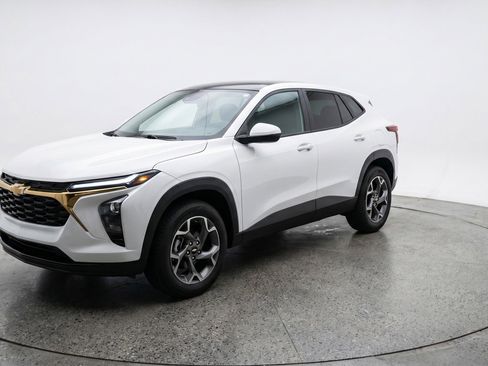 Used 2025 Chevrolet Trax LT FWD image 3