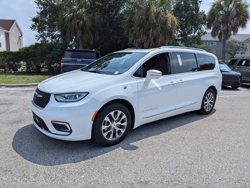 Used 2024 Chrysler Pacifica Pinnacle FWD image 8