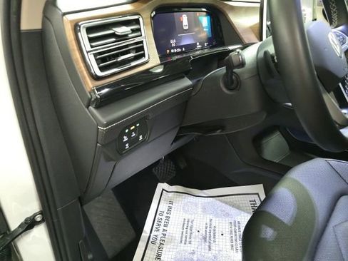 Used 2025 Volkswagen Atlas SE FWD image 15