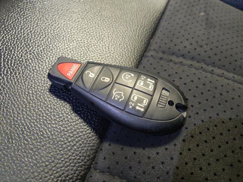 Used 2020 Dodge Grand Caravan SXT w/ Driver Convenience Group FWD image 32