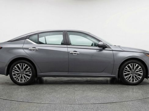 Used 2025 Nissan Altima 2.5 SV image 9
