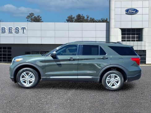 Used 2023 Ford Explorer XLT AWD/4WD image 2