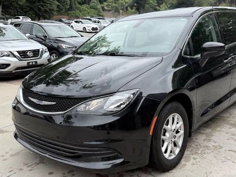 Used 2017 Chrysler Pacifica Touring FWD image 7