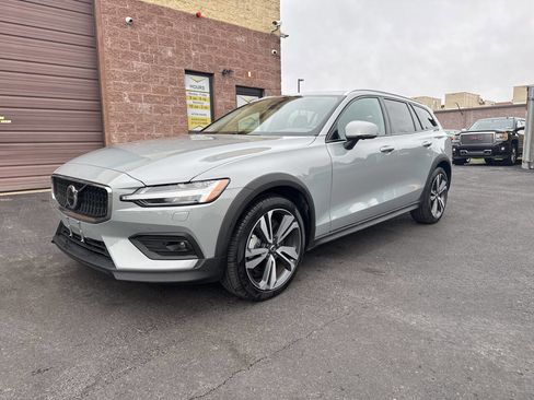 Used 2025 Volvo V60 B5 Cross Country Plus image 3