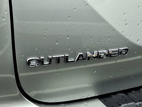 Used 2023 Mitsubishi Outlander SE AWD/4WD image 5