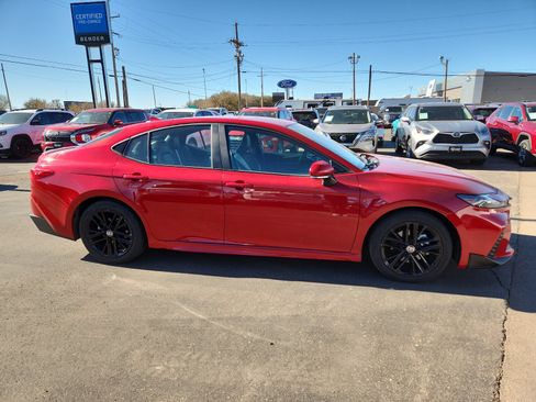 Used 2025 Toyota Camry SE image 5