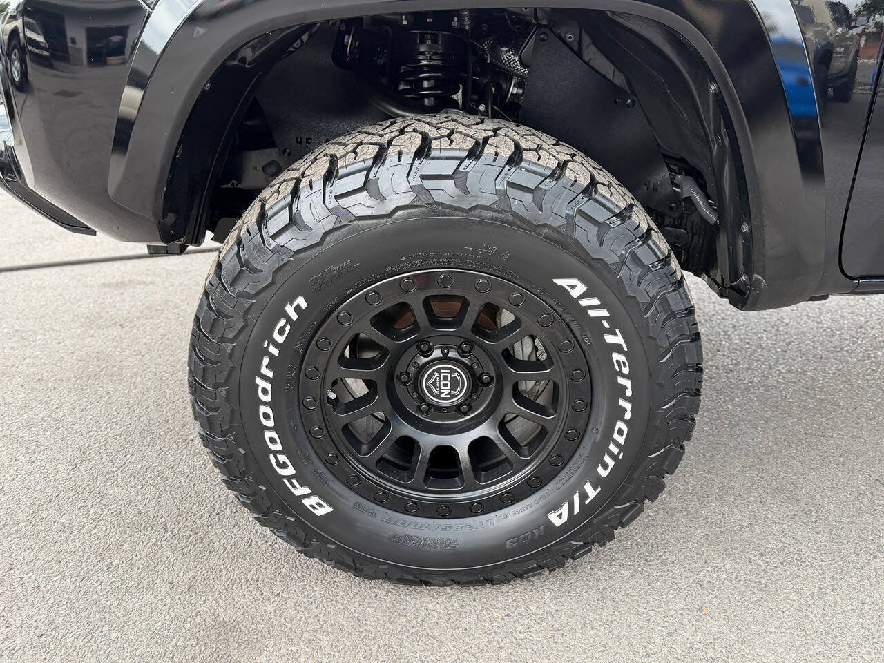 Used 2017 Toyota Tacoma TRD Sport w/ Premium & Technology Package AWD/4WD image 19