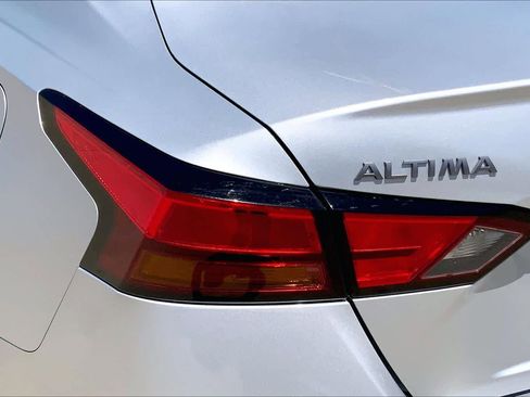 Used 2025 Nissan Altima 2.5 SV FWD image 27