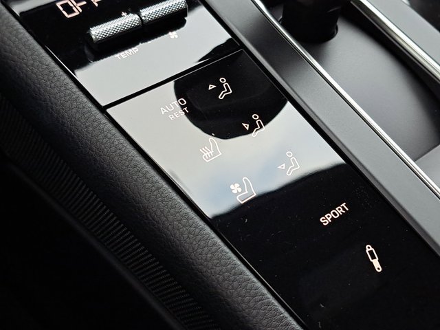 Certified 2025 Porsche Macan AWD/4WD image 31