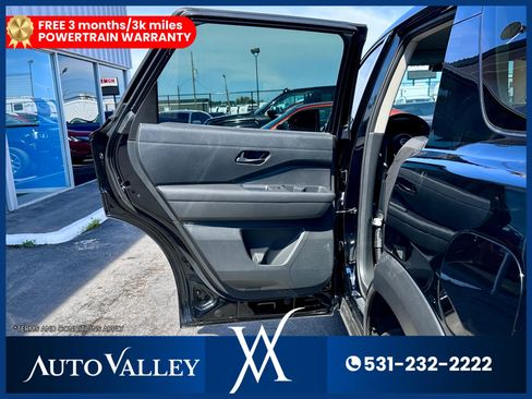 Used 2024 Nissan Pathfinder S image 19