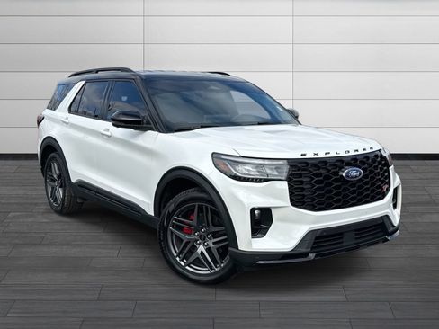 Used 2025 Ford Explorer ST image 2
