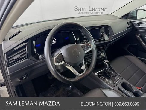 Used 2024 Volkswagen Jetta SE image 9