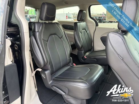 Used 2024 Chrysler Pacifica Touring-L FWD image 19