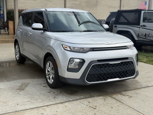Used 2021 Kia Soul LX FWD image 3