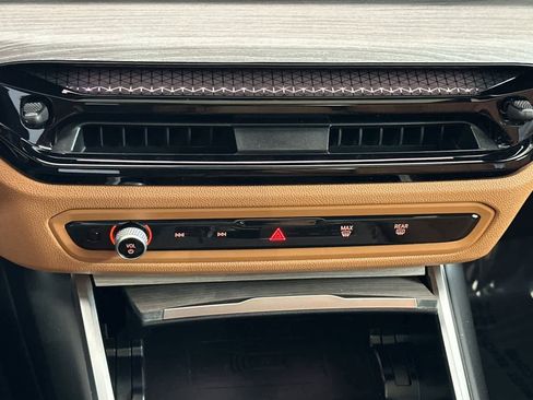 Used 2025 BMW 330i Sedan w/ Convenience Package image 20