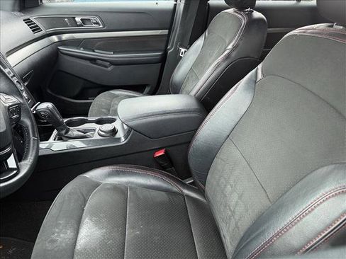 Used 2018 Ford Explorer XLT w/ Equipment Group 202A image 3