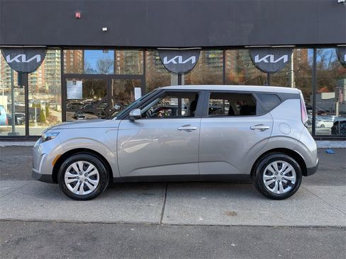 Used 2023 Kia Soul LX image 10