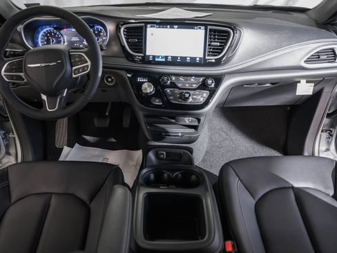 New 2026 Chrysler Pacifica Select image 15