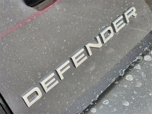 Used 2025 Land Rover Defender 130 X-Dynamic SE image 12
