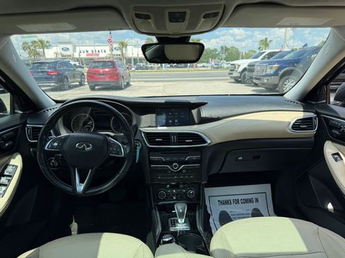 Used 2017 INFINITI QX30 Premium w/ Navigation Package FWD image 8