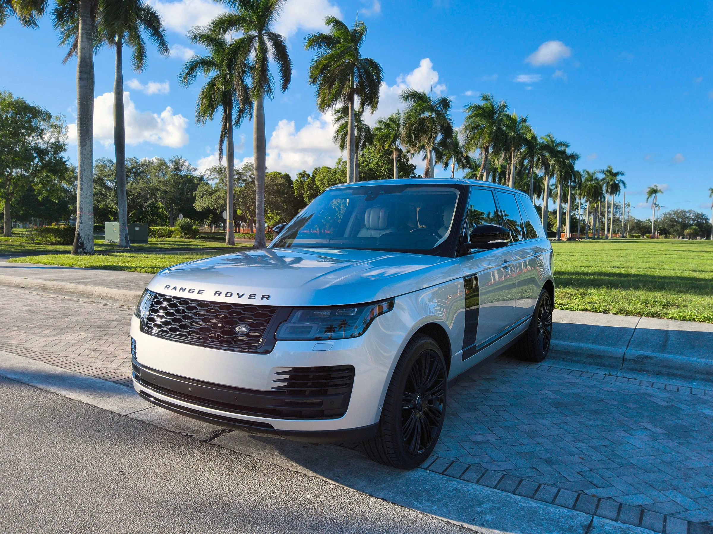 Used 2019 Land Rover Range Rover Supercharged AWD/4WD image 3