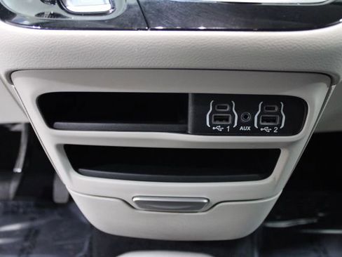 Used 2024 Chrysler Pacifica Touring-L image 55