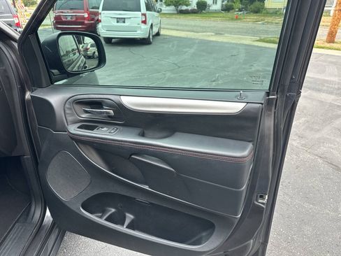 Used 2017 Dodge Grand Caravan GT FWD image 12