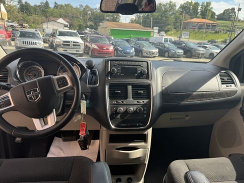 Used 2016 Dodge Grand Caravan American Value Package w/ UConnect Hands-Free Group FWD image 12
