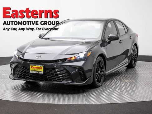 Used 2025 Toyota Camry SE FWD image 1