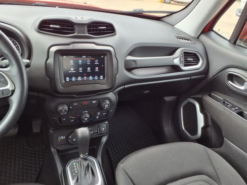 Certified 2019 Jeep Renegade Latitude w/ Cold Weather Group AWD/4WD image 3
