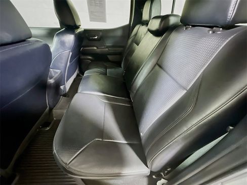 Certified 2022 Toyota Tacoma TRD Off-Road image 21