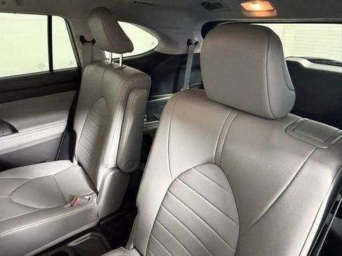 Used 2024 Toyota Highlander XLE image 36