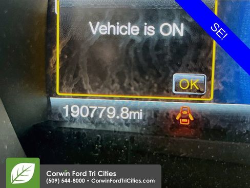 Used 2017 Ford Fusion SE w/ Fusion SE Technology Package FWD image 2
