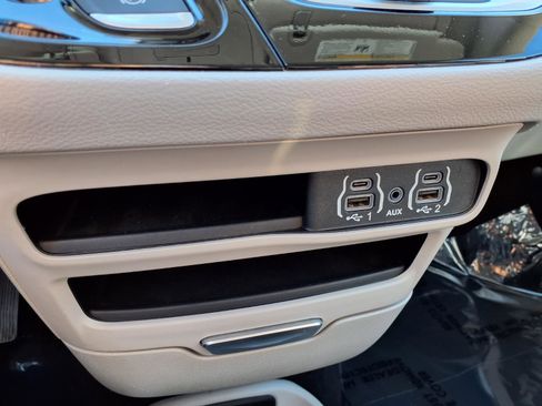 Used 2023 Chrysler Pacifica Touring-L FWD image 13