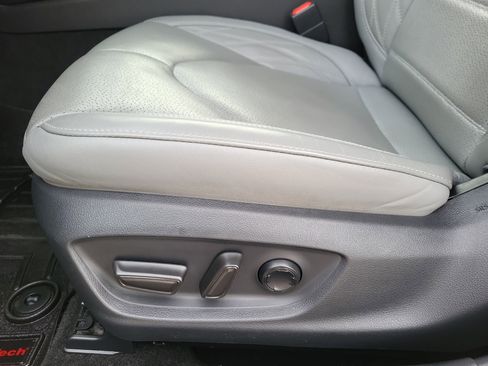 Used 2019 Toyota Avalon Limited image 8