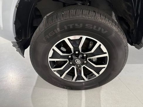 Used 2021 Toyota Tacoma TRD Sport w/ Technology Package AWD/4WD image 5
