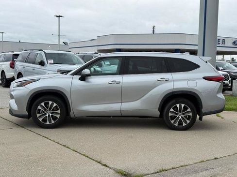 Used 2022 Toyota Highlander XLE AWD/4WD image 2