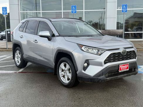 Used 2021 Toyota RAV4 XLE w/ Convenience Package FWD image 2