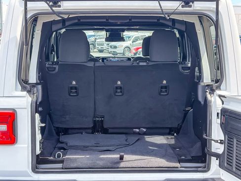 Used 2025 Jeep Wrangler Sahara image 25