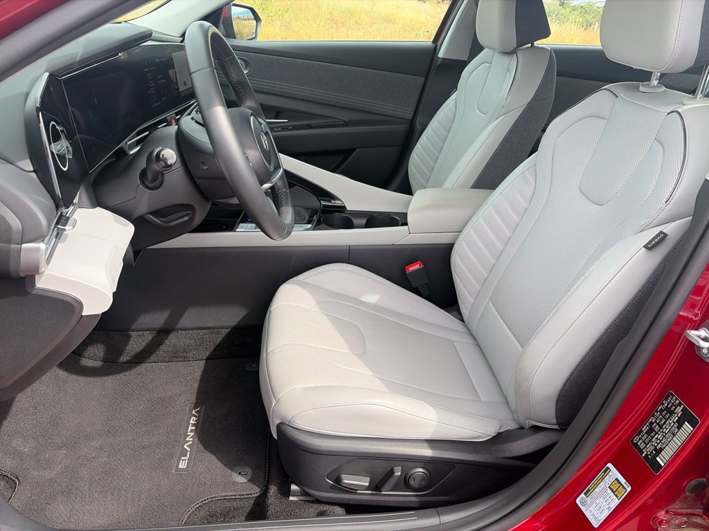 Certified 2025 Hyundai Elantra Limited FWD image 11