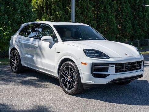 Certified 2025 Porsche Cayenne E-Hybrid w/ Premium Package Plus image 9