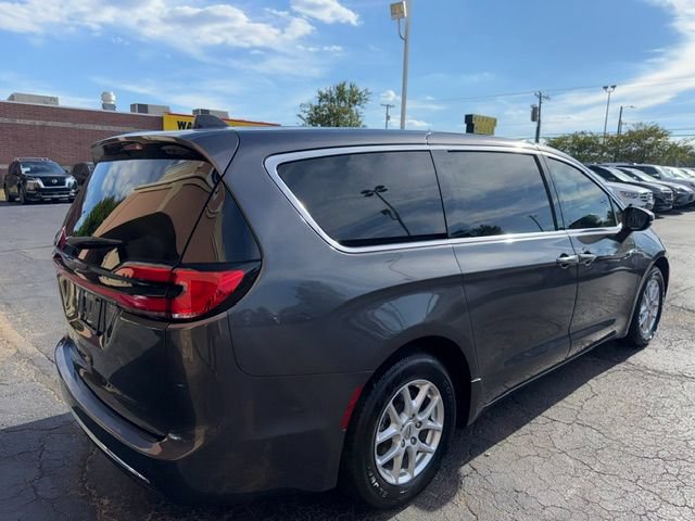 Used 2023 Chrysler Pacifica Touring-L FWD image 4