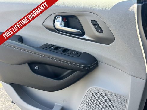 Used 2024 Chrysler Pacifica Limited FWD image 22