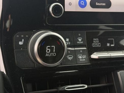 Used 2023 Toyota Highlander XSE FWD image 22