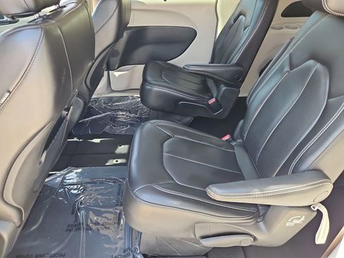 Used 2023 Chrysler Pacifica Touring-L image 13