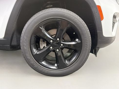 Used 2023 Jeep Grand Cherokee Altitude AWD/4WD image 32