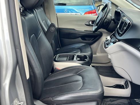 Used 2020 Chrysler Pacifica Touring-L image 26