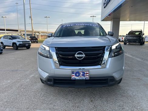 Used 2025 Nissan Pathfinder SV FWD image 2