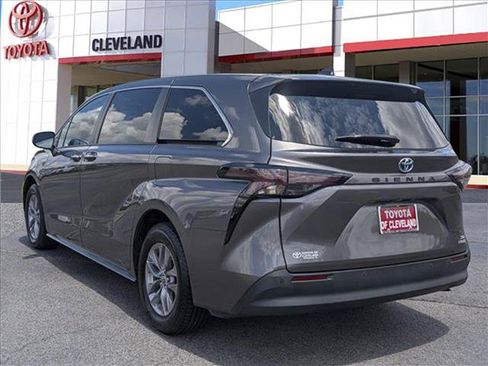 Used 2023 Toyota Sienna XLE FWD image 4